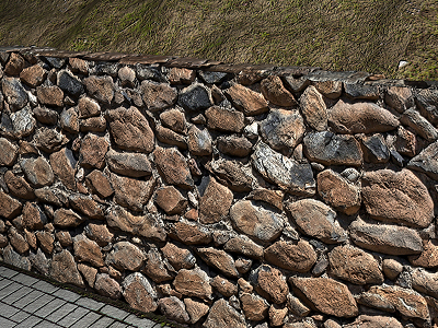 Muros em pedras naturais.