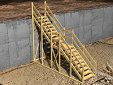 Escada fixa provisória de madeira para protecção de passagem pedonal entre dois pontos situados a distintos níveis