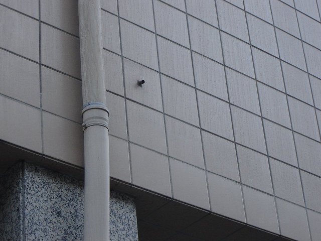 Pormenor de drenagem de caixa de ar ventilada em fachada.