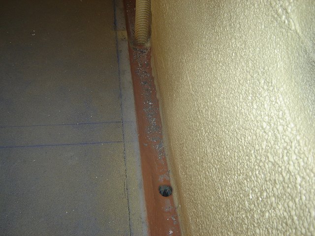 Ligação a tubo de queda de drenagem de caixa de ar ventilada.