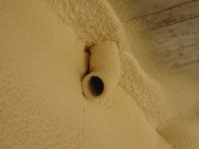 Pormenor de tubo de queda em caixa de ar ventilada com drenagem.
